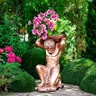 Бронзовые скульптуры в саду