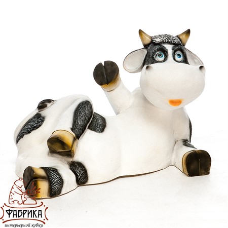 Корова лежит