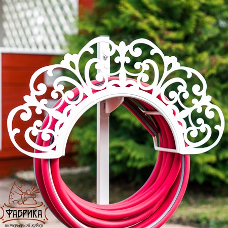 Белая опорп для поливочного шланга